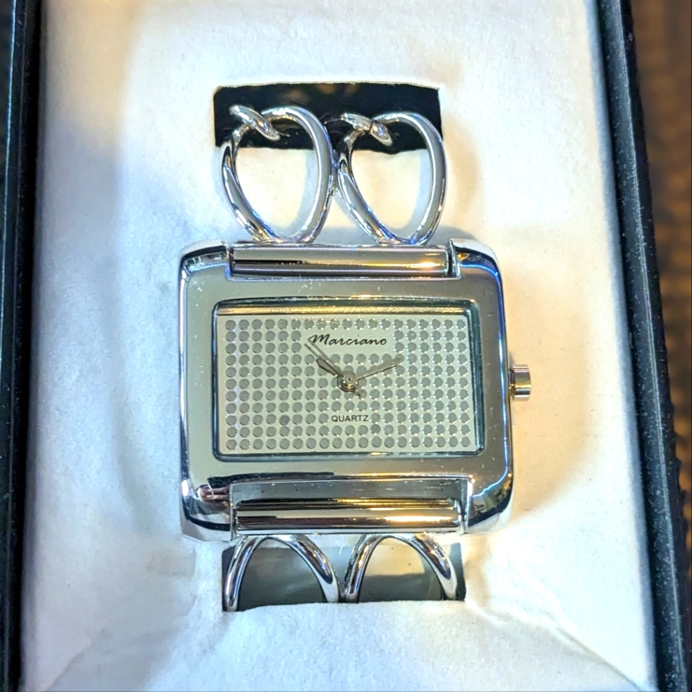Silver chain link watch with adjustable chain band